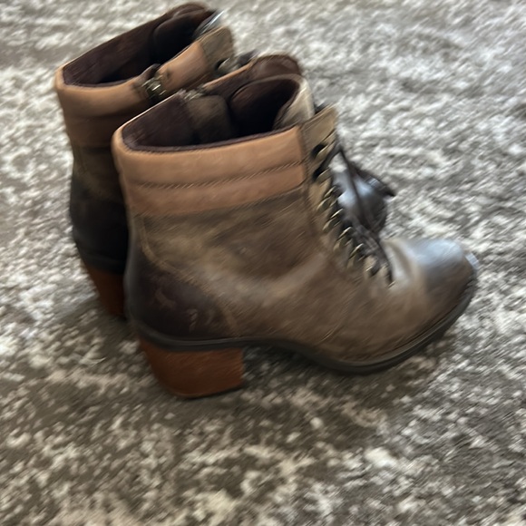 Born Descent Hiker Bootie size 9 - Picture 9 of 14